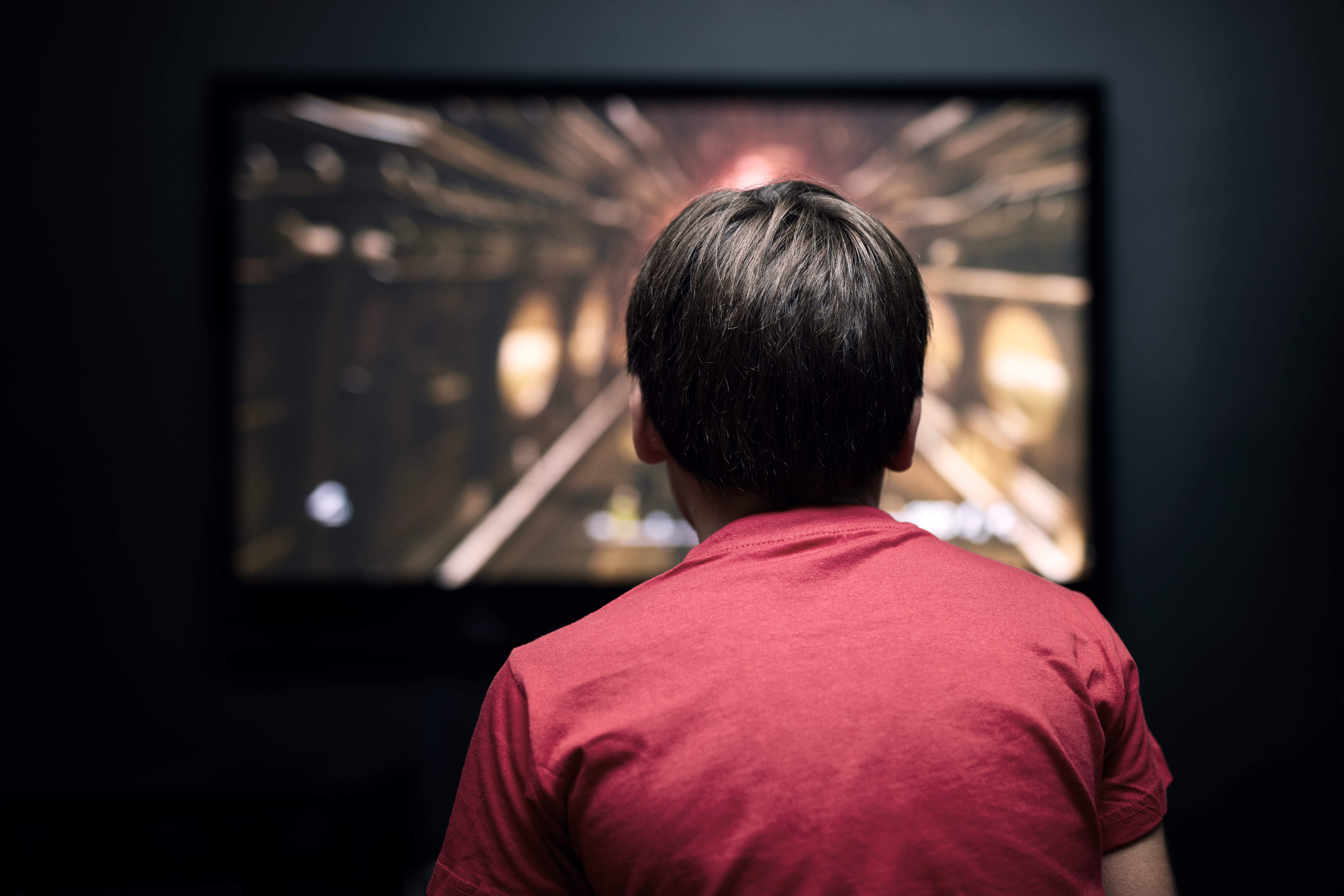 Facing back caucasian little boy watching television. Television and video game addiction.; Shutterstock ID 733157317; PO: 1116467; Job:  paucharb; Client: Media; Other: FR