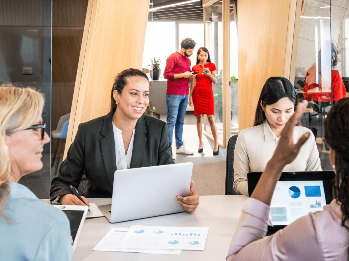 aws-library_photo_people_w-devices_293_1200