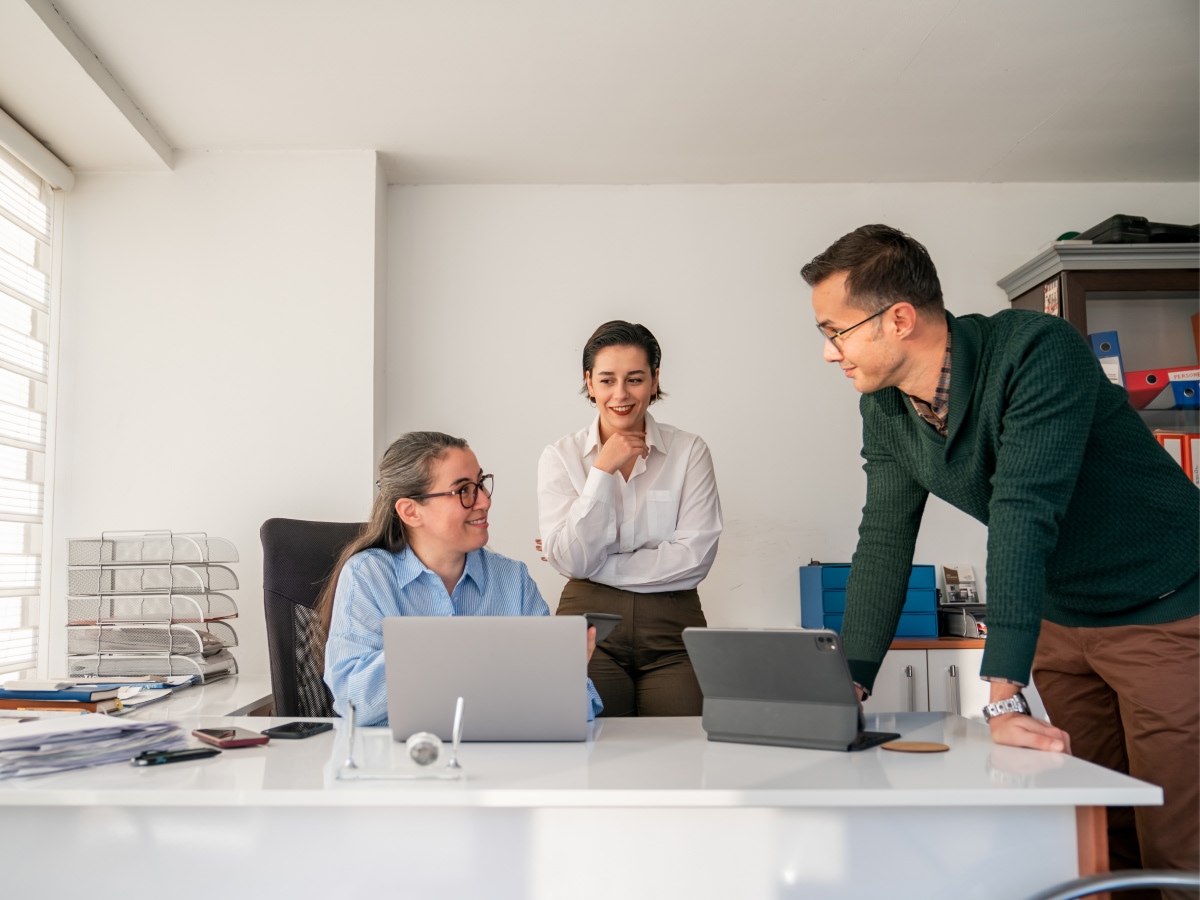 aws-library_photo_people_w-devices_563_1200