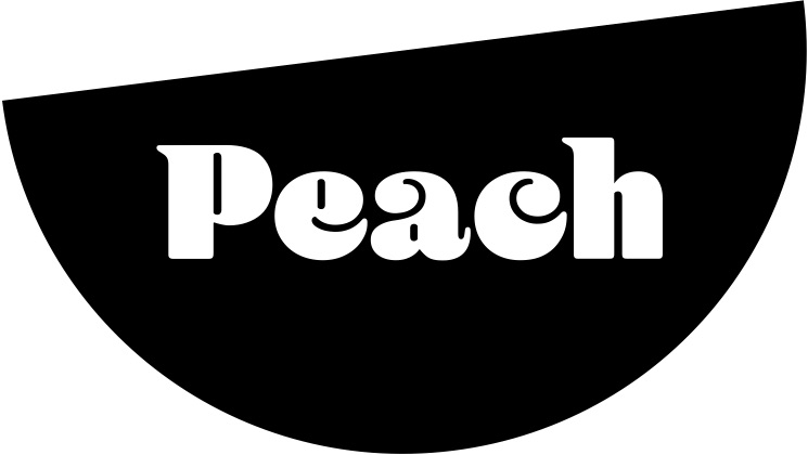 Logotipo de Peach con la palabra &ldquo;Peach&rdquo; escrita en texto blanco estilizado dentro de un semic&iacute;rculo negro