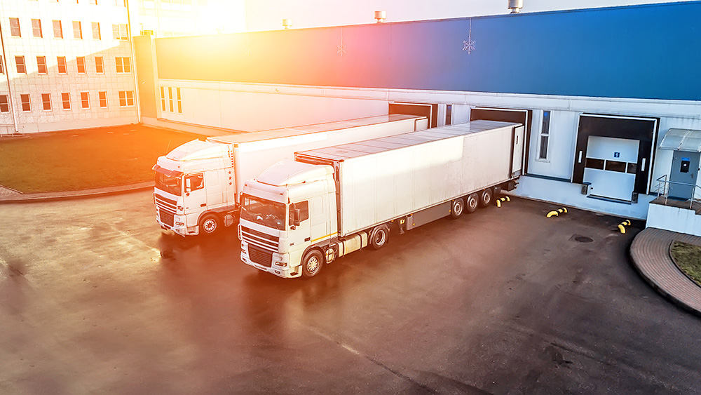 Image de camions r&eacute;frig&eacute;r&eacute;s en cours de d&eacute;chargement