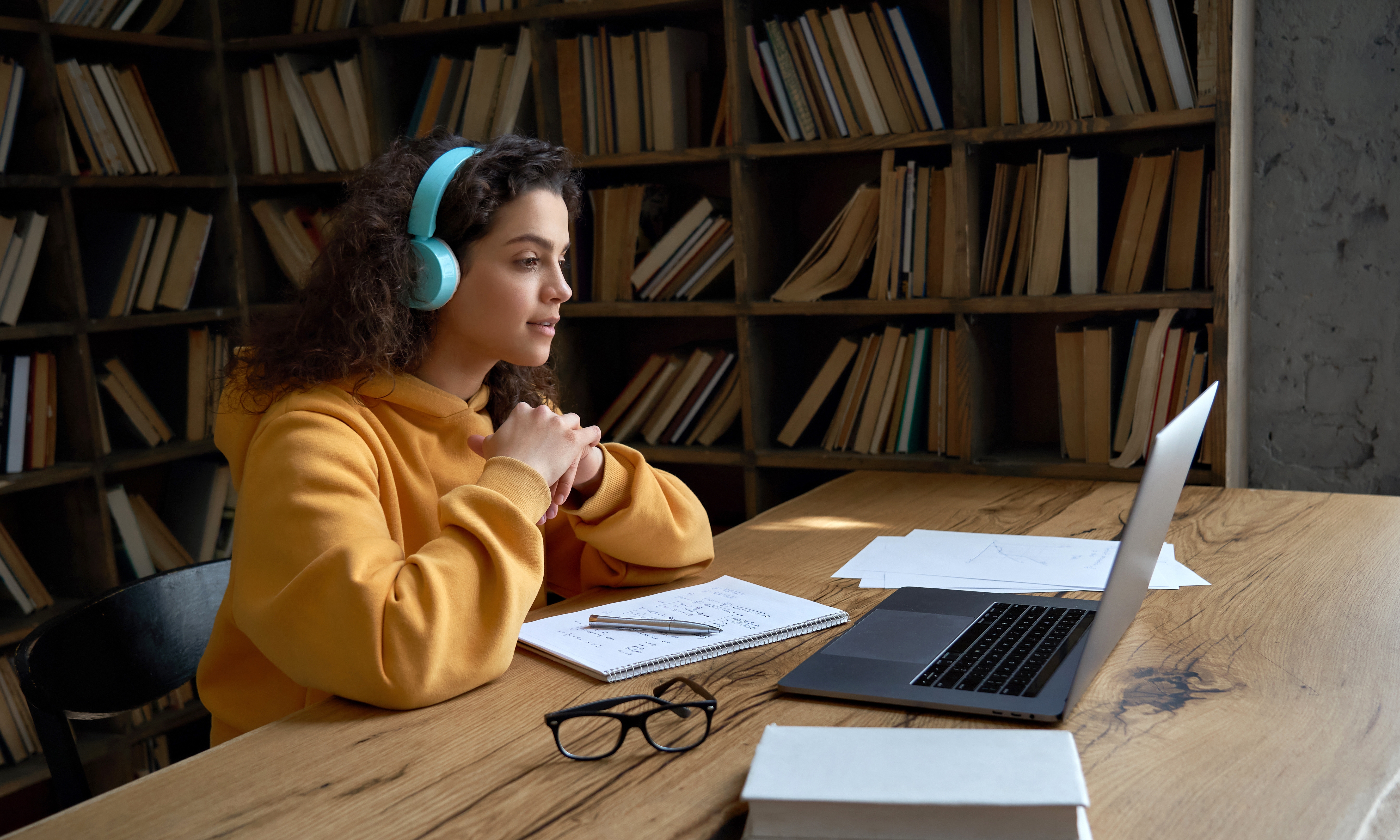 Student in einem Videoanruf