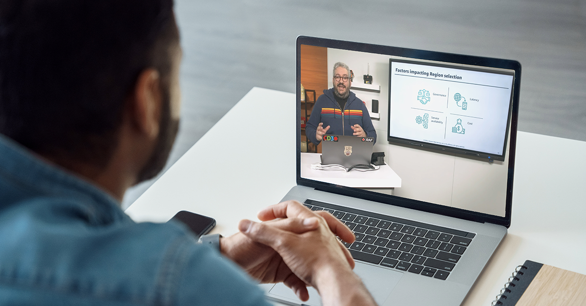 Un hombre viendo la capacitaci&oacute;n de AWS Digital Classroom en su equipo port&aacute;til