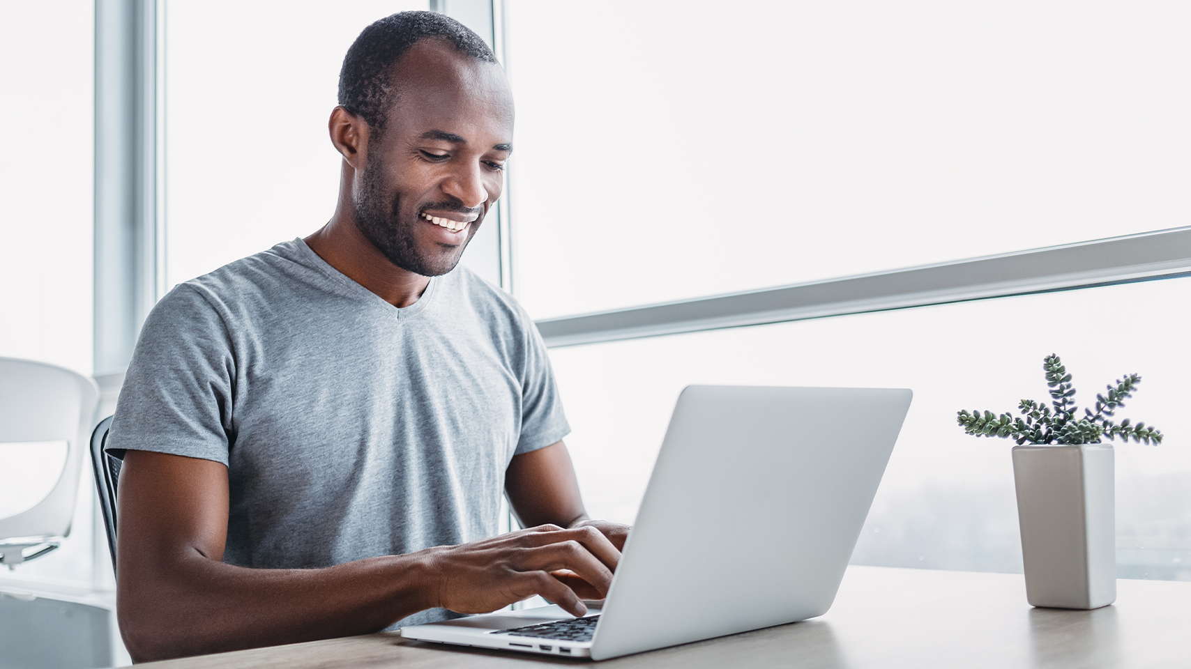 Homme utilisant un ordinateur portable